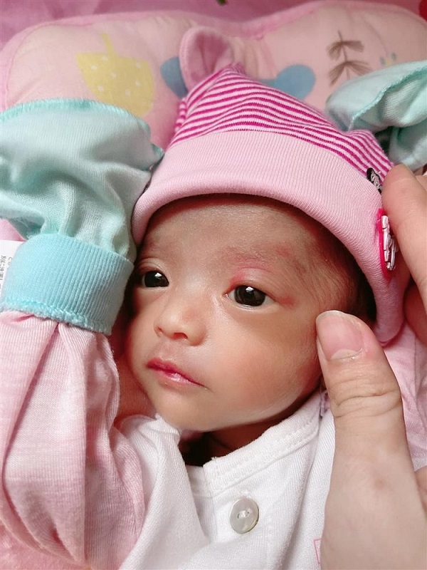 Ngạc nhiên ngoại hình ái nữ nhà Mạc Văn Khoa sau 3 tháng sinh non 1 Ngạc nhiên ngoại hình ái nữ nhà Mạc Văn Khoa sau 3 tháng sinh non 1