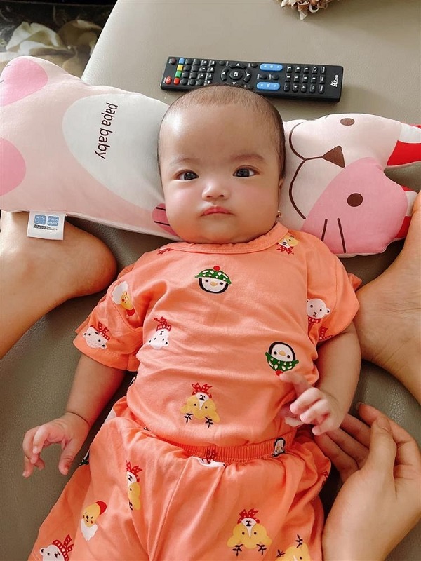 Ngạc nhiên ngoại hình ái nữ nhà Mạc Văn Khoa sau 3 tháng sinh non 4 Ngạc nhiên ngoại hình ái nữ nhà Mạc Văn Khoa sau 3 tháng sinh non 4