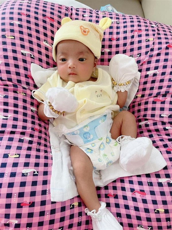 Ngạc nhiên ngoại hình ái nữ nhà Mạc Văn Khoa sau 3 tháng sinh non 3 Ngạc nhiên ngoại hình ái nữ nhà Mạc Văn Khoa sau 3 tháng sinh non 3