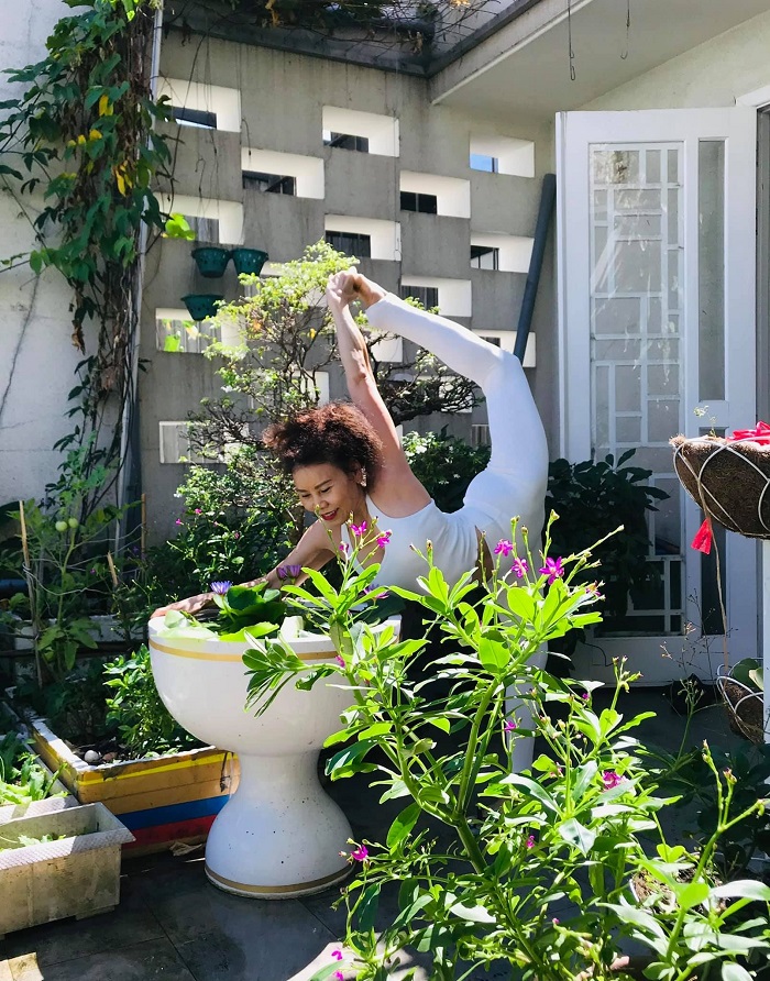 Dân mạng tranh cãi hành động mẹ Hồ Ngọc Hà vừa bế cháu vừa tập yoga 8 Dân mạng tranh cãi hành động mẹ Hồ Ngọc Hà vừa bế cháu vừa tập yoga 8