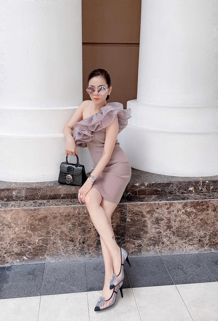 Có chút tình yêu với Lâm Bảo Châu vào người, Lệ Quyên như hóa 'cô gái đôi mươi nức mùi tiền' 6 Có chút tình yêu với Lâm Bảo Châu vào người, Lệ Quyên như hóa 'cô gái đôi mươi nức mùi tiền' 6