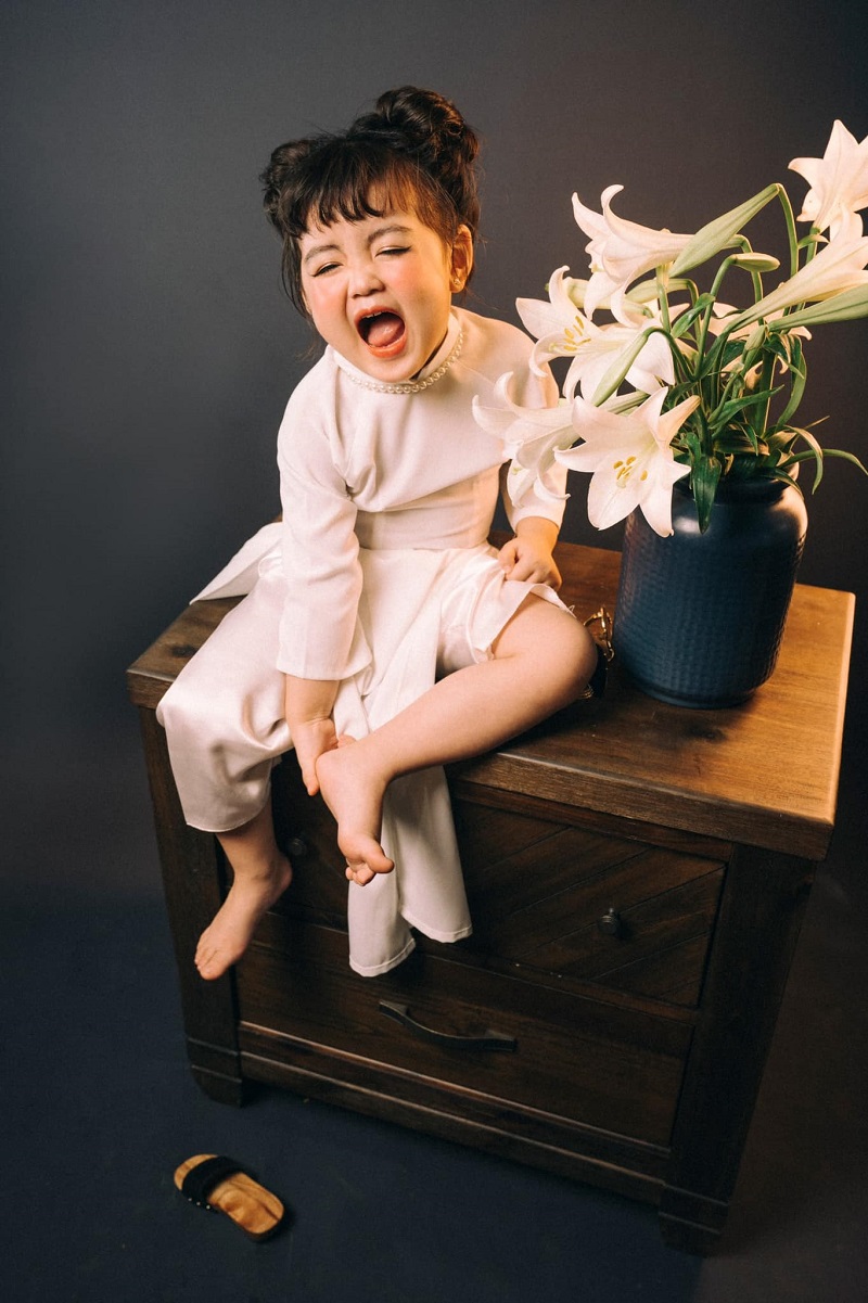 Bộ ảnh em bé bên hoa loa kèn khiến dân mạng cười nghiêng ngả 5 Bộ ảnh em bé bên hoa loa kèn khiến dân mạng cười nghiêng ngả 5
