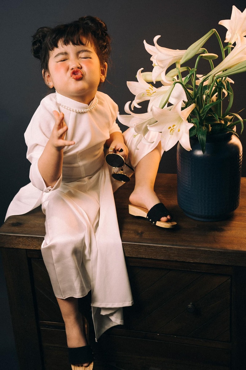Bộ ảnh em bé bên hoa loa kèn khiến dân mạng cười nghiêng ngả 1 Bộ ảnh em bé bên hoa loa kèn khiến dân mạng cười nghiêng ngả 1