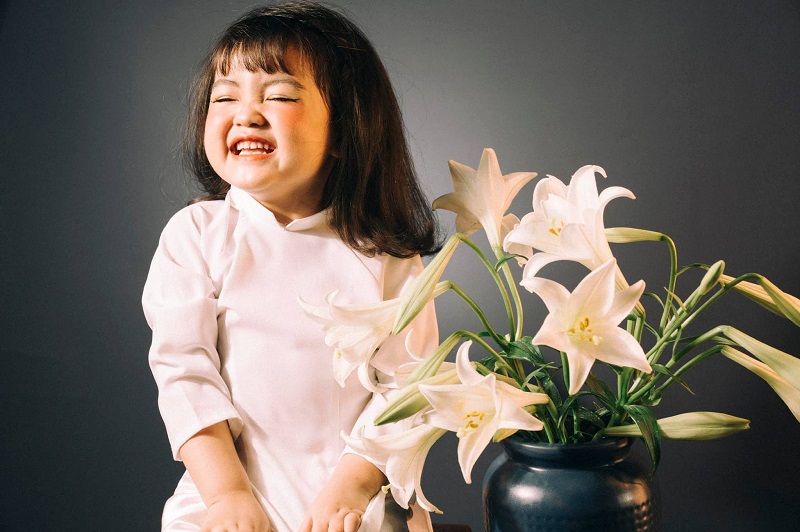 Bộ ảnh em bé bên hoa loa kèn khiến dân mạng cười nghiêng ngả 2 Bộ ảnh em bé bên hoa loa kèn khiến dân mạng cười nghiêng ngả 2