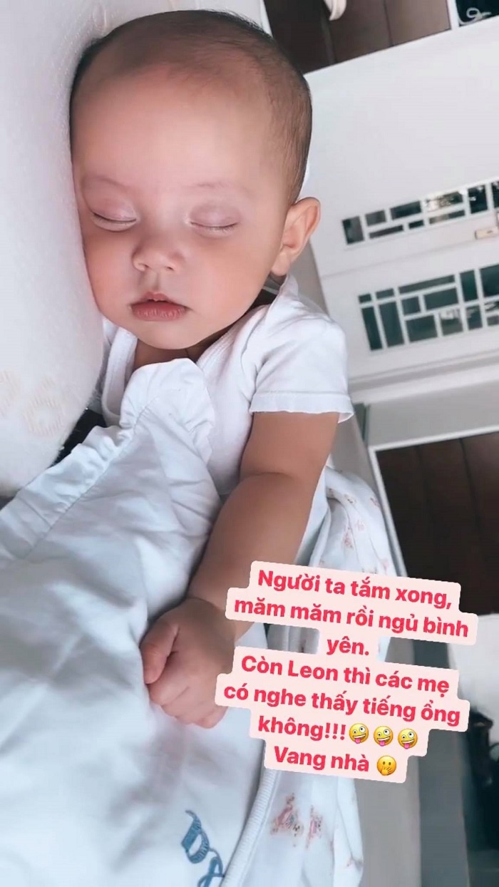 Nhớ con như Hồ Ngọc Hà, đi công tác vẫn bắt máy bay về tắm cho cặp song sinh - Ảnh 2 Nhớ con như Hồ Ngọc Hà, đi công tác vẫn bắt máy bay về tắm cho cặp song sinh - Ảnh 2