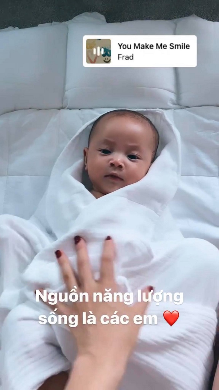 Nhớ con như Hồ Ngọc Hà, đi công tác vẫn bắt máy bay về tắm cho cặp song sinh - Ảnh 1 Nhớ con như Hồ Ngọc Hà, đi công tác vẫn bắt máy bay về tắm cho cặp song sinh - Ảnh 1