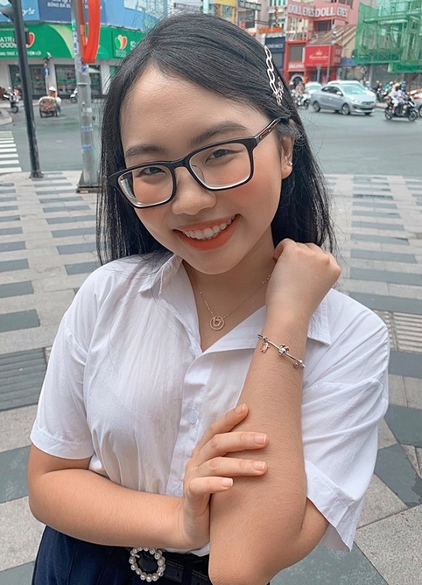 Con nuôi Quang Lê ngượng ngùng che nét phổng phao tuổi 18 4 Con nuôi Quang Lê ngượng ngùng che nét phổng phao tuổi 18 4