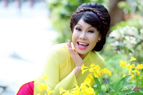 Dân tình ngạc nhiên khi biết Đan Trường bằng tuổi Việt Hương 4 Dân tình ngạc nhiên khi biết Đan Trường bằng tuổi Việt Hương 4