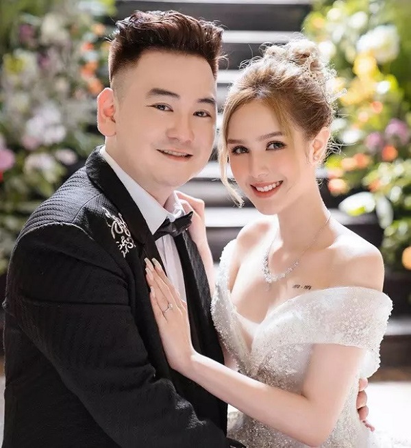 Vợ 'streamer giàu nhất Việt Nam' bị chê trách 'hỗn hào' với Hồng Vân và Quốc Thuận 4 Vợ 'streamer giàu nhất Việt Nam' bị chê trách 'hỗn hào' với Hồng Vân và Quốc Thuận 4