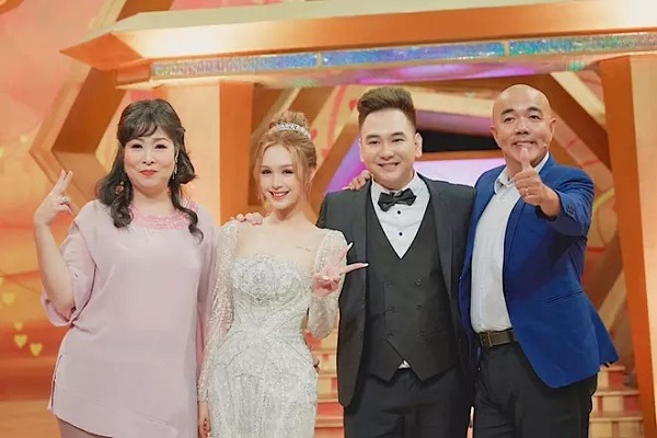 Vợ 'streamer giàu nhất Việt Nam' bị chê trách 'hỗn hào' với Hồng Vân và Quốc Thuận 1 Vợ 'streamer giàu nhất Việt Nam' bị chê trách 'hỗn hào' với Hồng Vân và Quốc Thuận 1