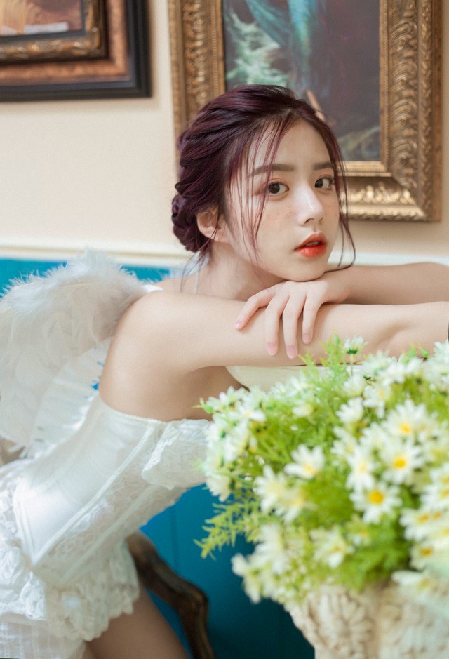 Hot girl nổi tiếng nhất ĐH Kinh tế quốc dân lấn lướt Ngọc Trinh với vòng eo 55cm 3 Hot girl nổi tiếng nhất ĐH Kinh tế quốc dân lấn lướt Ngọc Trinh với vòng eo 55cm 3