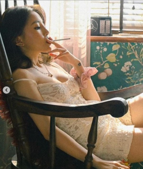 Linh Ngọc Đàm hóa 'gái hư' trong loạt ảnh mới, nhan sắc xứng đáng điểm tuyệt đối 1 Linh Ngọc Đàm hóa 'gái hư' trong loạt ảnh mới, nhan sắc xứng đáng điểm tuyệt đối 1