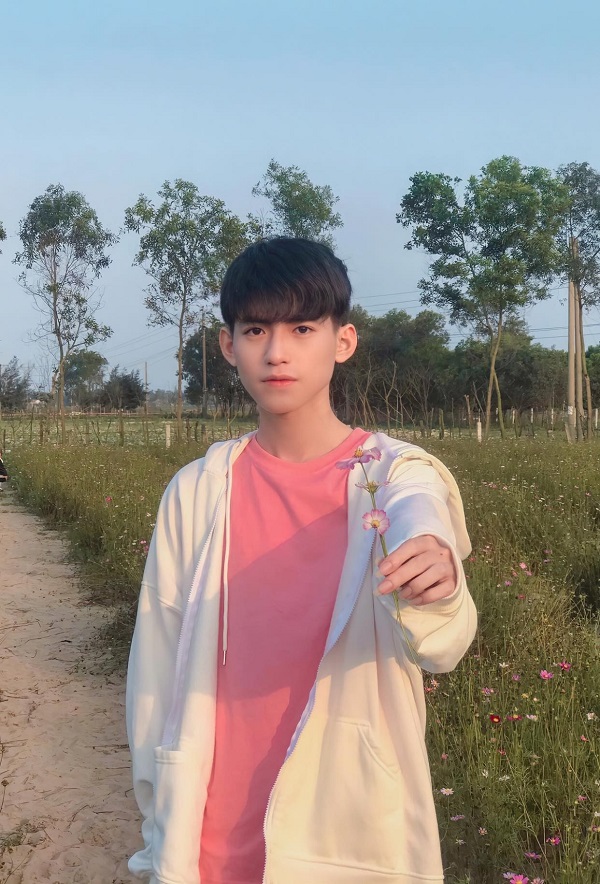 Nam sinh Hà Tĩnh nổi rần rần với bức ảnh chụp lén khoe sống mũi 'trượt thẳng vào tim em' 6 Nam sinh Hà Tĩnh nổi rần rần với bức ảnh chụp lén khoe sống mũi 'trượt thẳng vào tim em' 6