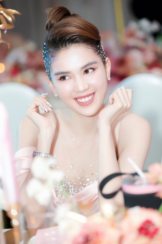 Đẹp như Ngọc Trinh cũng có ngày bị phận 'trà xanh' vận vào người, tỷ phú Hoàng Kiều bị réo tên 5 Đẹp như Ngọc Trinh cũng có ngày bị phận 'trà xanh' vận vào người, tỷ phú Hoàng Kiều bị réo tên 5
