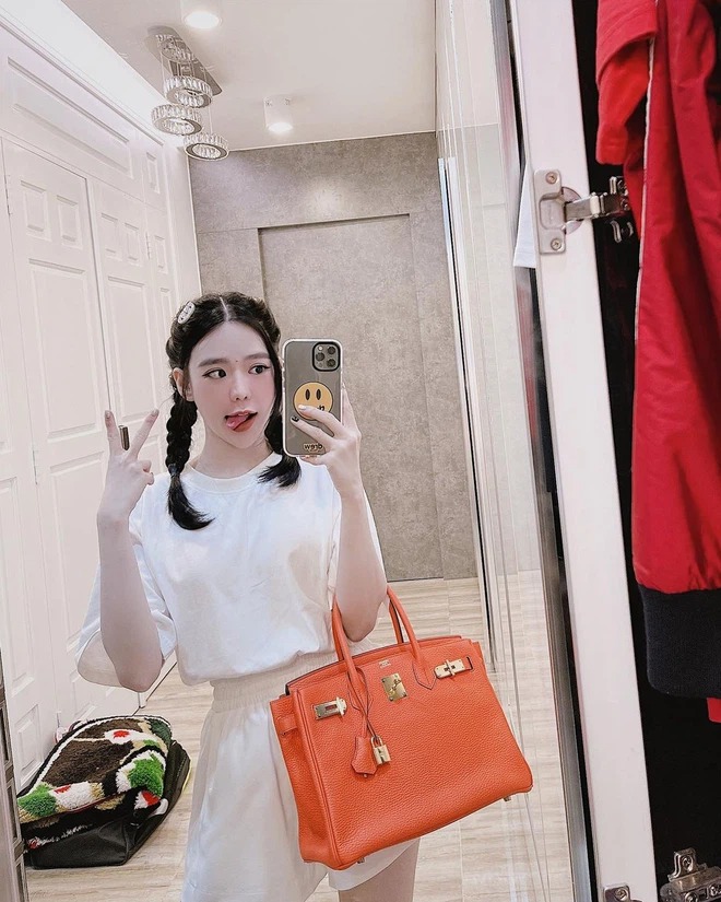 Khi người giàu đãng trí: Quên túi Dior gần 100 triệu từ hôm trước tới hôm sau mới nhớ 7 Khi người giàu đãng trí: Quên túi Dior gần 100 triệu từ hôm trước tới hôm sau mới nhớ 7