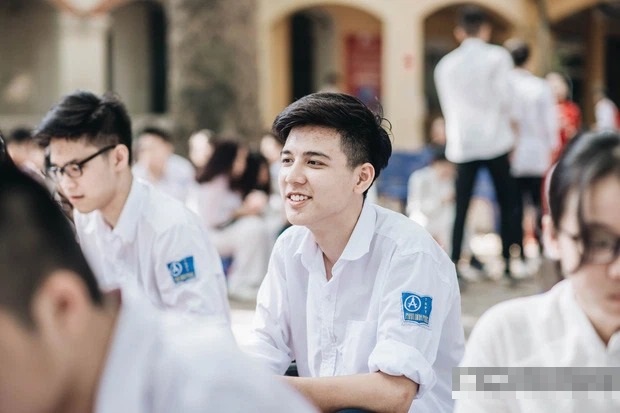 Không nhận ra 'hot boy cầm cờ' năm nào sau 4 năm từng khiến MXH 'chao đảo' 8 Không nhận ra 'hot boy cầm cờ' năm nào sau 4 năm từng khiến MXH 'chao đảo' 8