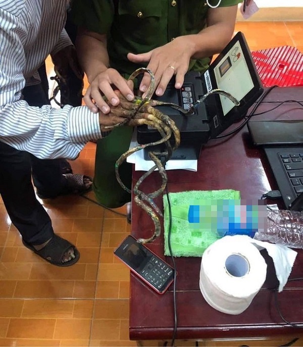 35 năm nuôi móng tay, 'dị nhân' khiến cán bộ 'đứng hình' khi đi làm căn cước 1 35 năm nuôi móng tay, 'dị nhân' khiến cán bộ 'đứng hình' khi đi làm căn cước 1