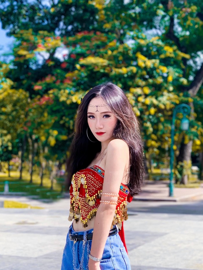 Hot hơn cả Lê Bống, 'cô giáo dạy nhảy' Hoa Hanassi khiến dân tình 'đứng ngồi không yên' 4 Hot hơn cả Lê Bống, 'cô giáo dạy nhảy' Hoa Hanassi khiến dân tình 'đứng ngồi không yên' 4