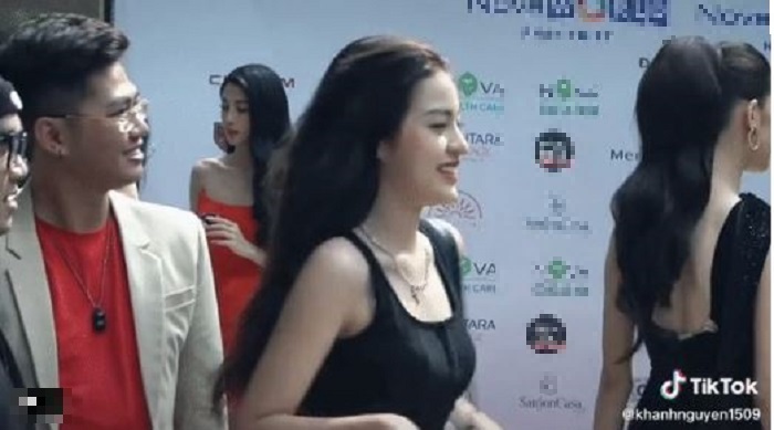 Góc quay lén bóc trần nhan sắc thật của hot girl 'trứng rán', ai cũng thấy chi tiết khó tin 3 Góc quay lén bóc trần nhan sắc thật của hot girl 'trứng rán', ai cũng thấy chi tiết khó tin 3