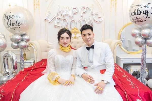 Cô dâu Lạng Sơn nổi tiếng với đám cưới phủ đầy vàng, dân tình chỉ biết ước 3 Cô dâu Lạng Sơn nổi tiếng với đám cưới phủ đầy vàng, dân tình chỉ biết ước 3