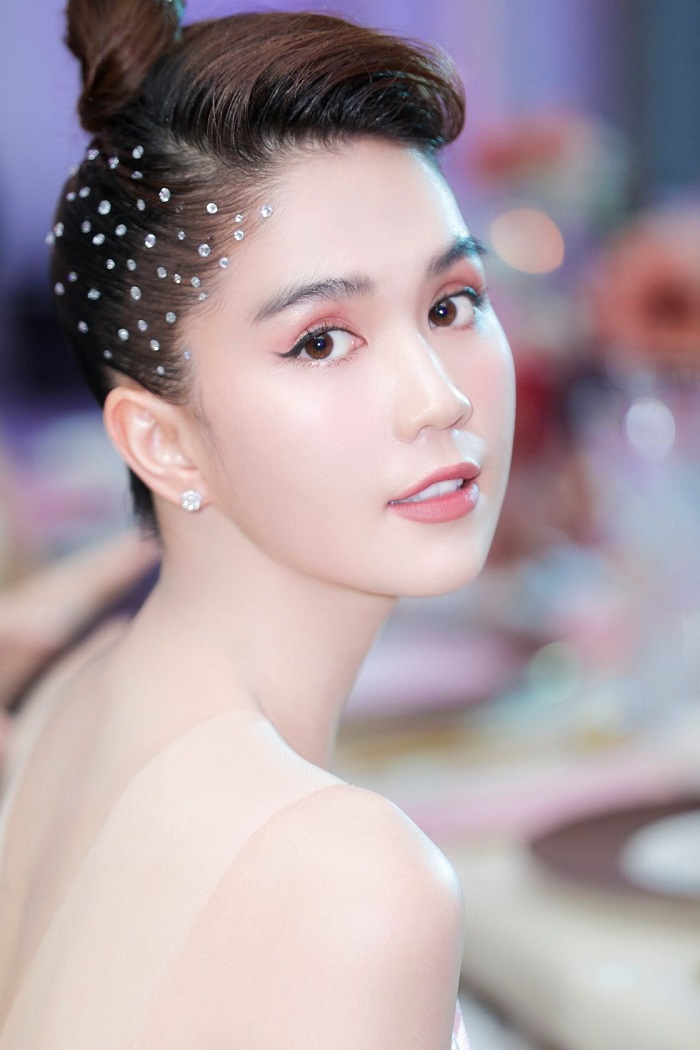 Ngọc Trinh bị người qua đường quay lén, vô tình phơi bày nhan sắc thật tuổi 31 5 Ngọc Trinh bị người qua đường quay lén, vô tình phơi bày nhan sắc thật tuổi 31 5