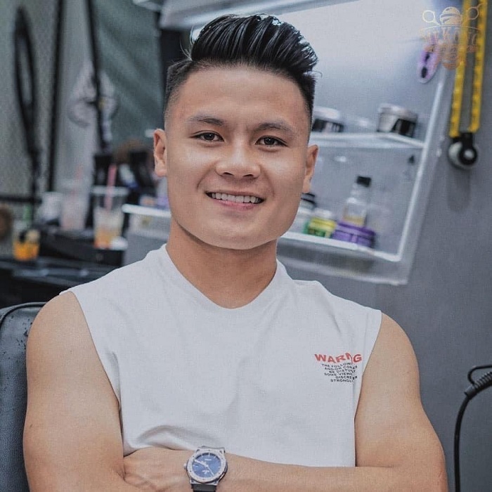 Quang Hải bị bắt gặp phải quỳ gối giữa sân bay, chuyện gì đây? 4 Quang Hải bị bắt gặp phải quỳ gối giữa sân bay, chuyện gì đây? 4