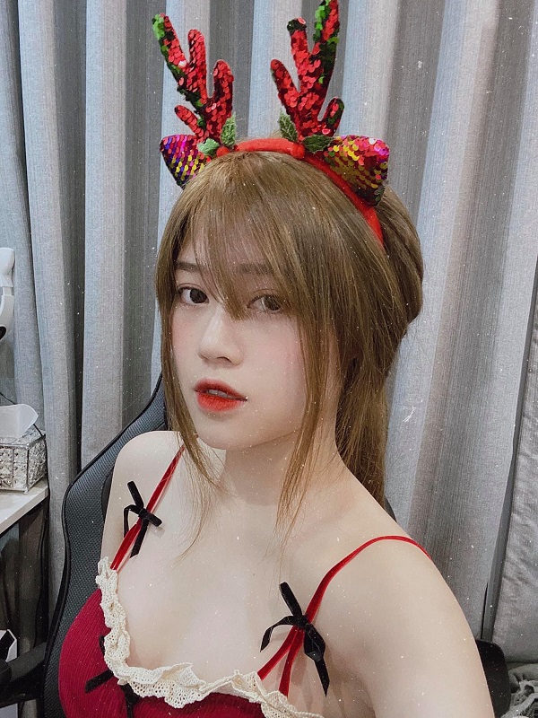 'Thánh nữ áo 2 dây' Thủy Tiên khiến fan 'toát mồ hôi hột' khi nhảy nhót với chiếc quần lỏng chun 6