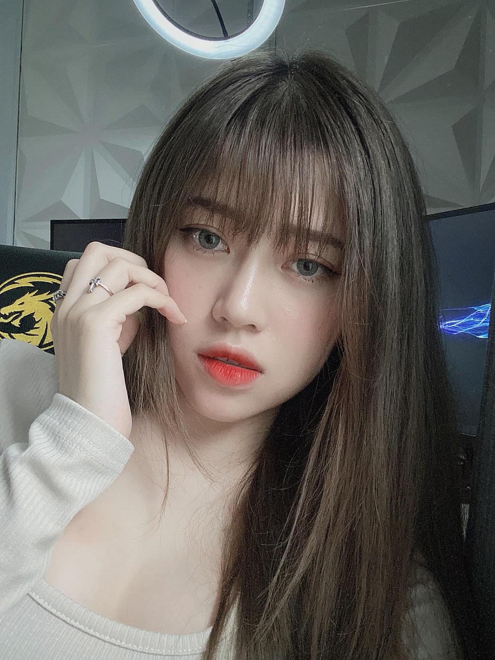 Thủy Tiên đăng ảnh 'kín cổng cao tường' than mệt mỏi, còn đâu 'thánh nữ áo hai dây' 5 Thủy Tiên đăng ảnh 'kín cổng cao tường' than mệt mỏi, còn đâu 'thánh nữ áo hai dây' 5