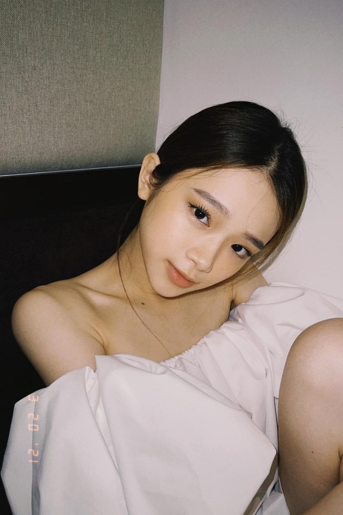 Linh Ka diện yếm mong manh, khoe vẻ đẹp trưởng thành ở tuổi 19 4 Linh Ka diện yếm mong manh, khoe vẻ đẹp trưởng thành ở tuổi 19 4