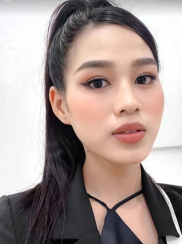Đỗ Thị Hà xả vai đi ăn vỉa hè, nhan sắc liệu còn xứng danh hoa hậu 2 Đỗ Thị Hà xả vai đi ăn vỉa hè, nhan sắc liệu còn xứng danh hoa hậu 2