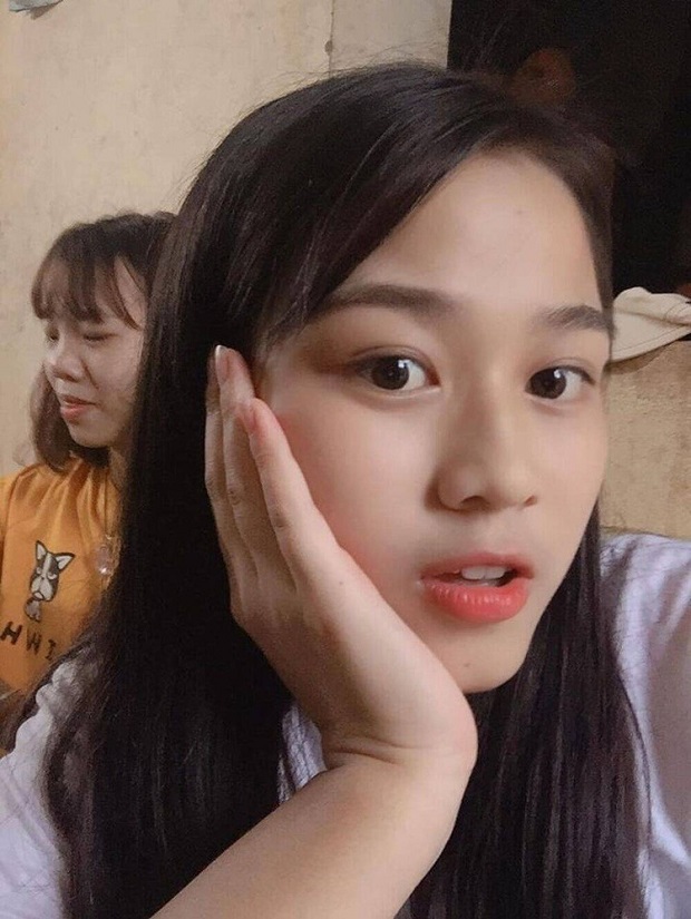 Đỗ Thị Hà xả vai đi ăn vỉa hè, nhan sắc liệu còn xứng danh hoa hậu 6 Đỗ Thị Hà xả vai đi ăn vỉa hè, nhan sắc liệu còn xứng danh hoa hậu 6