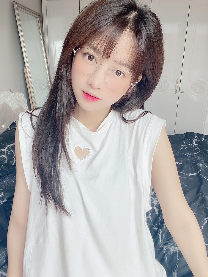 Lê Bống đích thị là hot girl bá đạo, vừa chăm 'vạch áo' lại sở hữu 'đôi tay hư hỏng' 1 Lê Bống đích thị là hot girl bá đạo, vừa chăm 'vạch áo' lại sở hữu 'đôi tay hư hỏng' 1