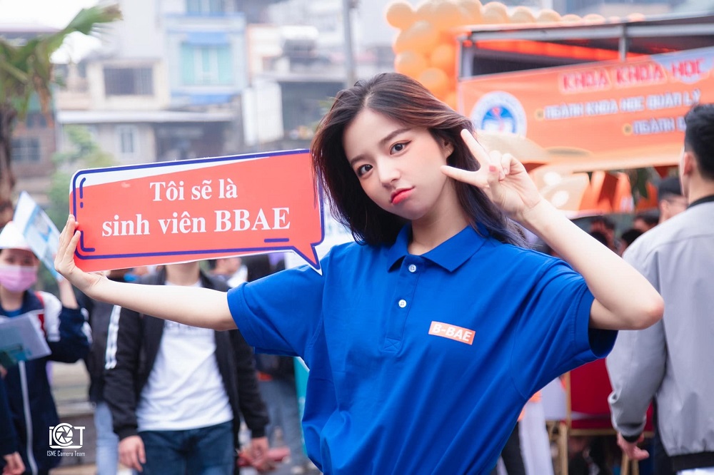 Nổi tiếng nhất ĐH Kinh tế Quốc dân vì xinh đẹp, mặt mộc của hotgirl Phan Hằng gây tò mò 2 Nổi tiếng nhất ĐH Kinh tế Quốc dân vì xinh đẹp, mặt mộc của hotgirl Phan Hằng gây tò mò 2