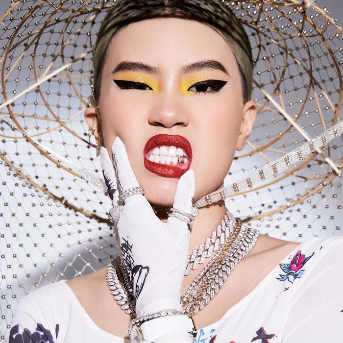 Rapper Pháo bất ngờ lọt hố trên sân khấu, pha biến hình 'phép thuật Winx' không ai ngờ 1 Rapper Pháo bất ngờ lọt hố trên sân khấu, pha biến hình 'phép thuật Winx' không ai ngờ 1