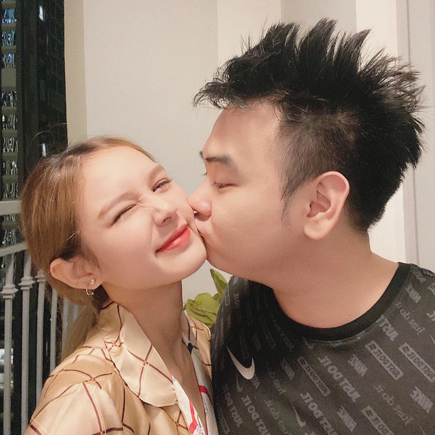Xoài Non đùa khi Xemesis đang ngủ, cái tay hư của nàng hotgirl khiến fan ngượng ngùng 5 Xoài Non đùa khi Xemesis đang ngủ, cái tay hư của nàng hotgirl khiến fan ngượng ngùng 5