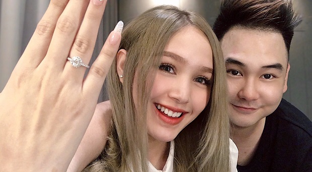 Xoài Non đùa khi Xemesis đang ngủ, cái tay hư của nàng hotgirl khiến fan ngượng ngùng 1 Xoài Non đùa khi Xemesis đang ngủ, cái tay hư của nàng hotgirl khiến fan ngượng ngùng 1