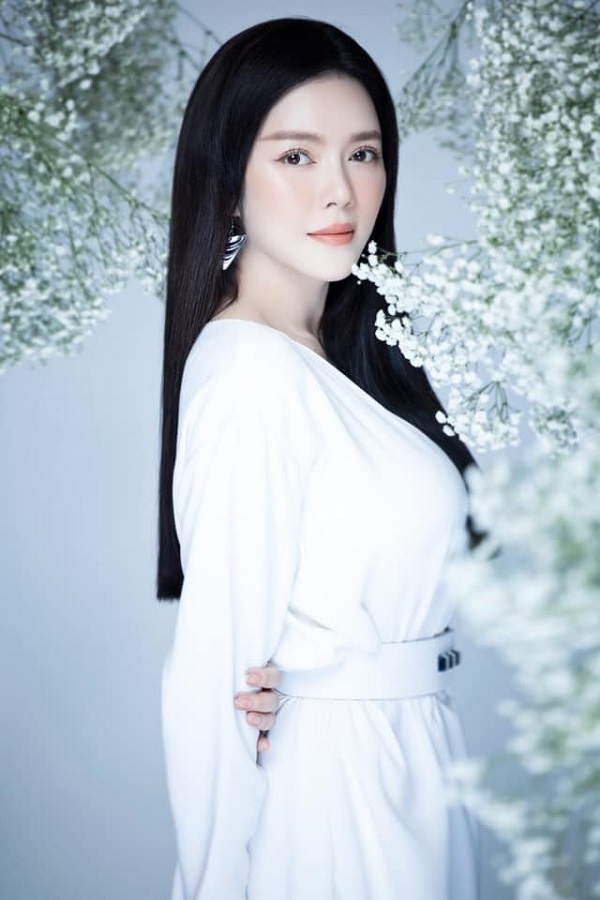 Người chơi hệ kim cương như Lý Nhã Kỳ cũng có lúc đầu bù tóc rối, chân đi dép tổ ong thế này 4 Người chơi hệ kim cương như Lý Nhã Kỳ cũng có lúc đầu bù tóc rối, chân đi dép tổ ong thế này 4