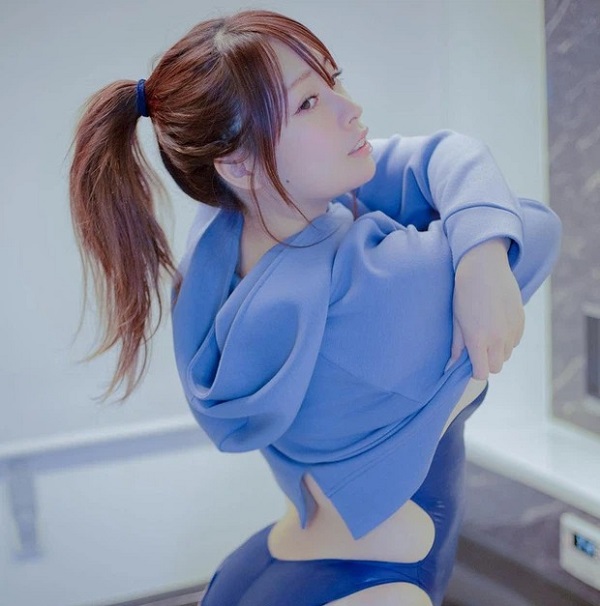 Mải chơi game đến nỗi ngủ quên, dáng nằm đặc biệt của nữ streamer lập tức được lên sóng trực tiếp 4 Mải chơi game đến nỗi ngủ quên, dáng nằm đặc biệt của nữ streamer lập tức được lên sóng trực tiếp 4