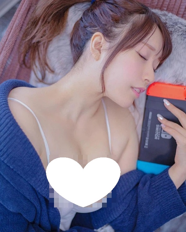 Mải chơi game đến nỗi ngủ quên, dáng nằm đặc biệt của nữ streamer lập tức được lên sóng trực tiếp 2 Mải chơi game đến nỗi ngủ quên, dáng nằm đặc biệt của nữ streamer lập tức được lên sóng trực tiếp 2