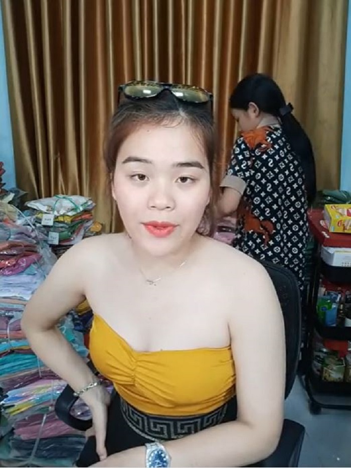 Cô gái Ngô Kiến Huy nâng đỡ bị chụp lén, nhan sắc khác xa ảnh mạng 5 Cô gái Ngô Kiến Huy nâng đỡ bị chụp lén, nhan sắc khác xa ảnh mạng 5