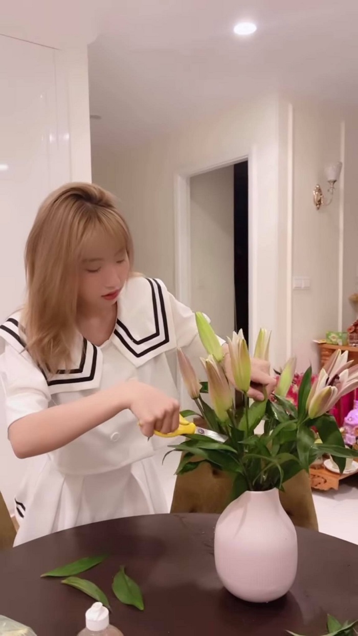 Hết học đòi người lớn, Lê Thị Khánh Huyền lại tập tành làm gái ngoan 2 Hết học đòi người lớn, Lê Thị Khánh Huyền lại tập tành làm gái ngoan 2