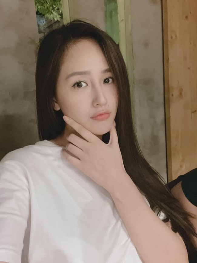 Mai Phương Thúy chụp ảnh cùng fan vô tình phơi bày diện mạo khác xa ảnh tự đăng 3 Mai Phương Thúy chụp ảnh cùng fan vô tình phơi bày diện mạo khác xa ảnh tự đăng 3