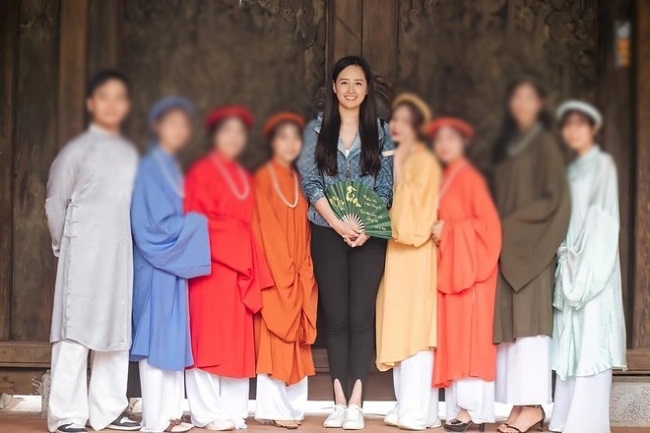 Mai Phương Thúy chụp ảnh cùng fan vô tình phơi bày diện mạo khác xa ảnh tự đăng 1 Mai Phương Thúy chụp ảnh cùng fan vô tình phơi bày diện mạo khác xa ảnh tự đăng 1