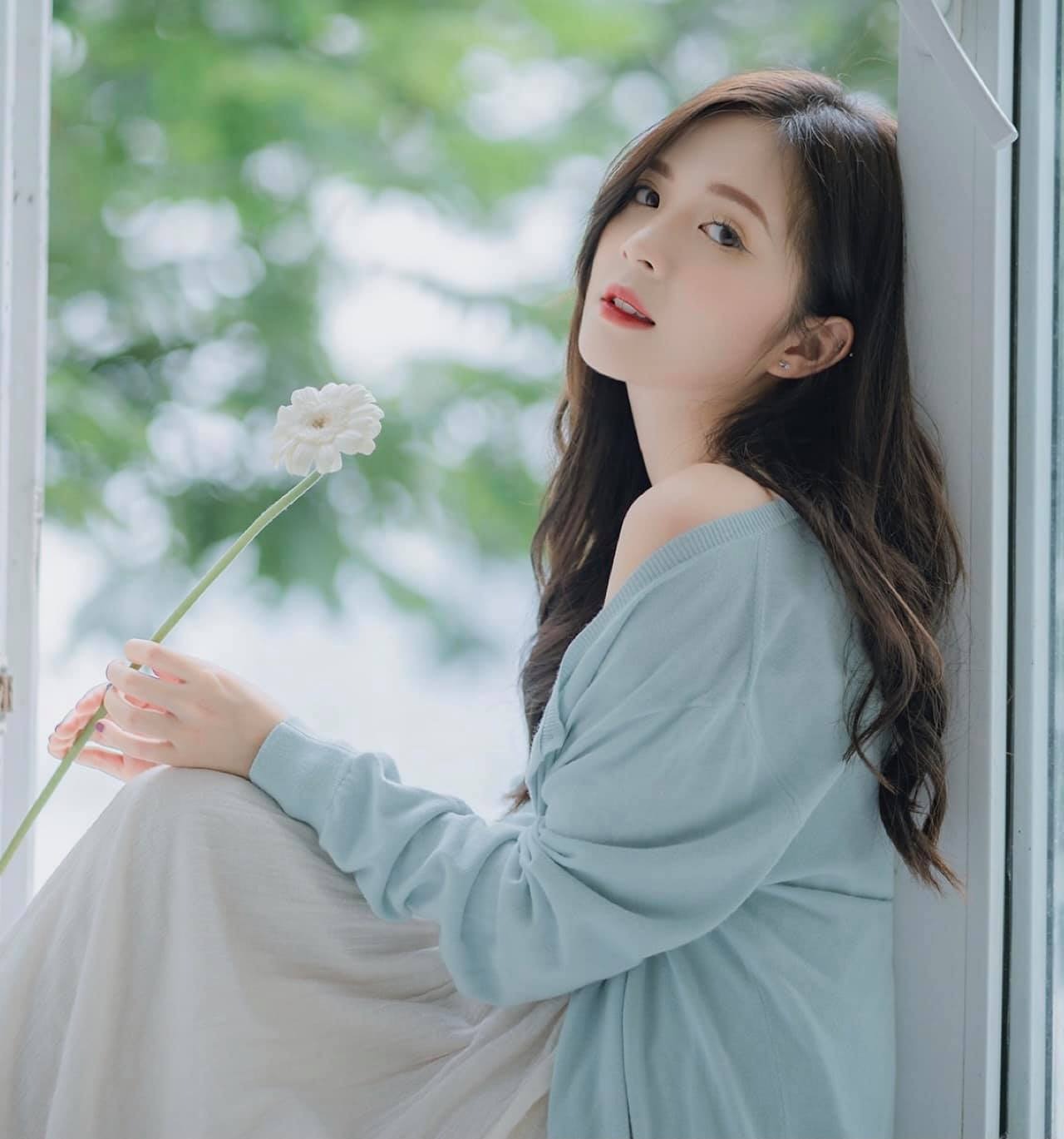 Vẻ đẹp trong trẻo tựa sương mai của nàng thơ Nguyễn Hoàng Ngọc Huyền 4 Vẻ đẹp trong trẻo tựa sương mai của nàng thơ Nguyễn Hoàng Ngọc Huyền 4