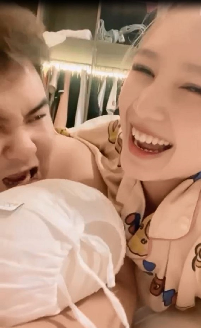 Xoài Non liên tục thể hiện tình cảm với Xemesis trong phòng kín nhưng bị từ chối 4 Xoài Non liên tục thể hiện tình cảm với Xemesis trong phòng kín nhưng bị từ chối 4