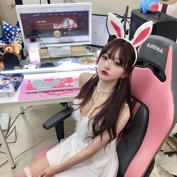 Bắt trước trào lưu livestream khi tắm, nữ streamer khiến dân tình 'toát mồ hôi hột' 1 Bắt trước trào lưu livestream khi tắm, nữ streamer khiến dân tình 'toát mồ hôi hột' 1
