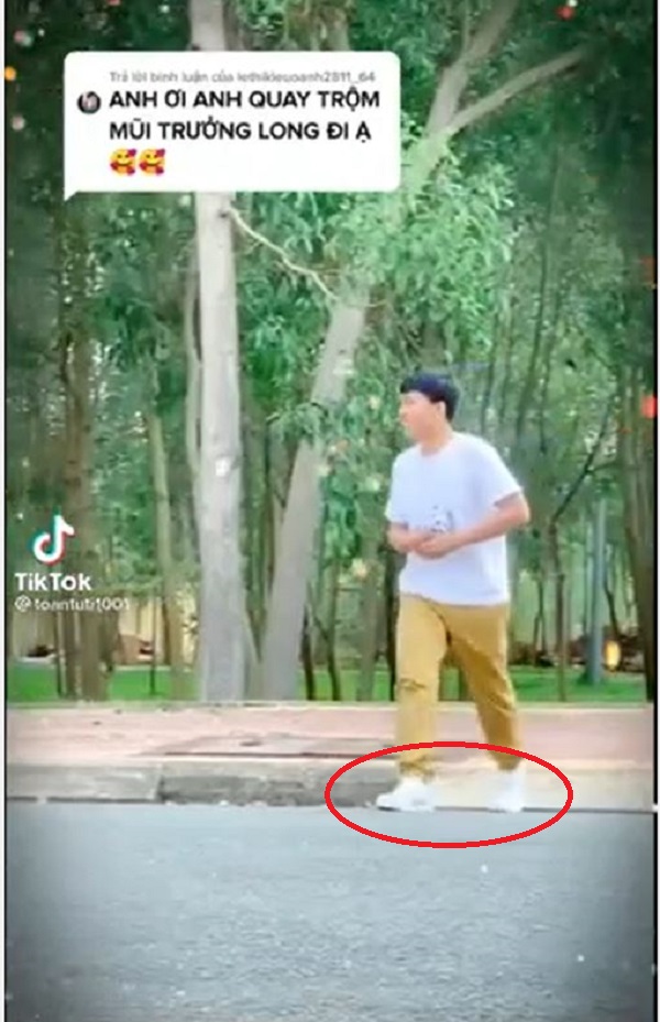 Sợ bị soi đi giày cặp với Hậu Hoàng, Mũi Trưởng Long bỏ hết đi chân đất? 3 Sợ bị soi đi giày cặp với Hậu Hoàng, Mũi Trưởng Long bỏ hết đi chân đất? 3