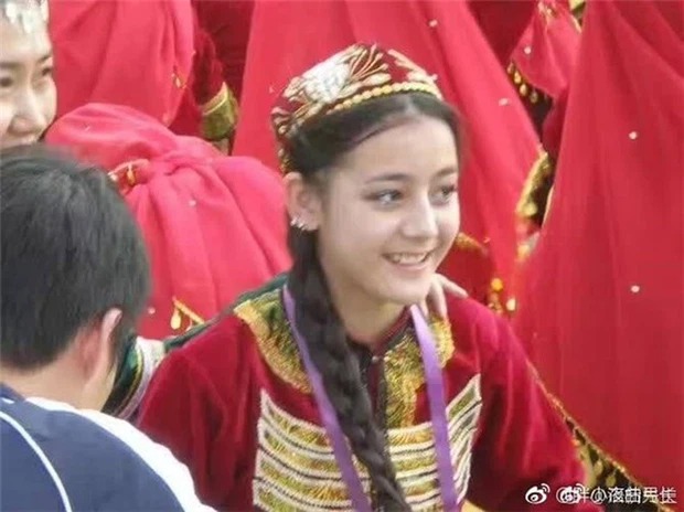 Hành trình 'dậy thì' nhan sắc của mỹ nữ Tân Cương Địch Lệ Nhiệt Ba 10 Hành trình 'dậy thì' nhan sắc của mỹ nữ Tân Cương Địch Lệ Nhiệt Ba 10