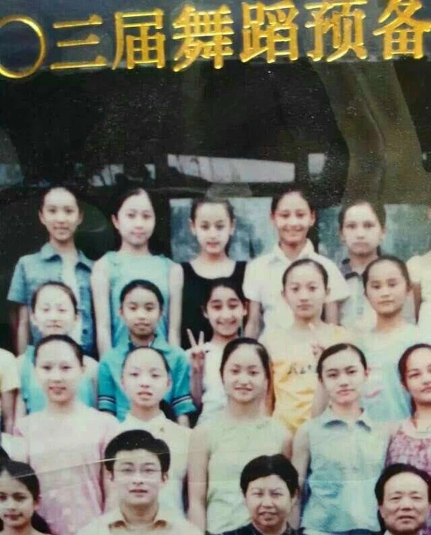 Hành trình 'dậy thì' nhan sắc của mỹ nữ Tân Cương Địch Lệ Nhiệt Ba 8 Hành trình 'dậy thì' nhan sắc của mỹ nữ Tân Cương Địch Lệ Nhiệt Ba 8