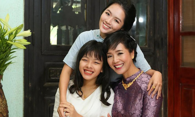 Chụp ảnh cùng gia đình, ái nữ nhà Chiều Xuân lấn át cả mẹ và chị vì quá xinh đẹp 1